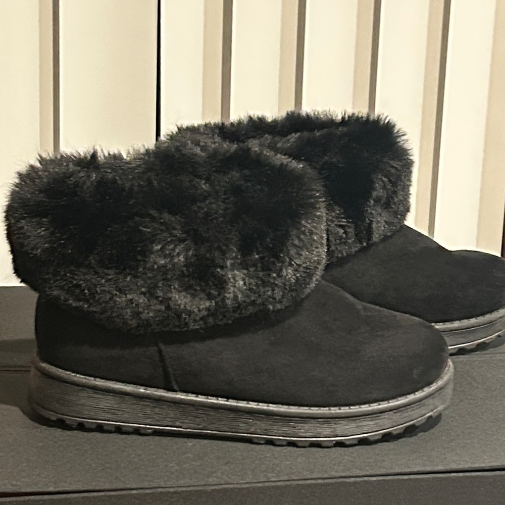 Black Fur-Trimmed Women's boots
